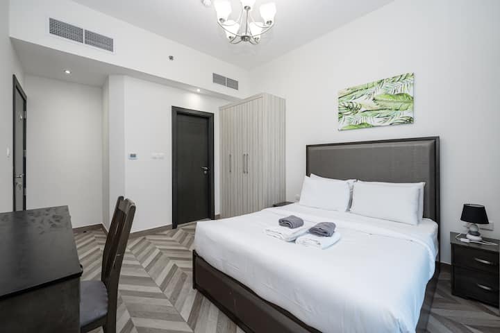 Фотографија од спалната соба со брачен кревет (широк 150-179 см).