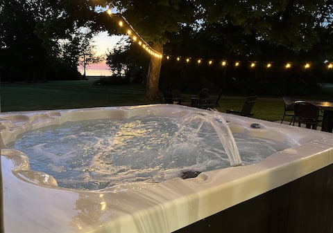 Lake MI views: King bed: Mins to St. Joe: Hot tub