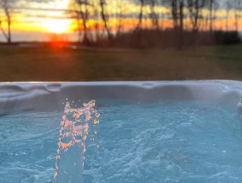 Lake Michigan Views • Private Hot Tub • King Bed