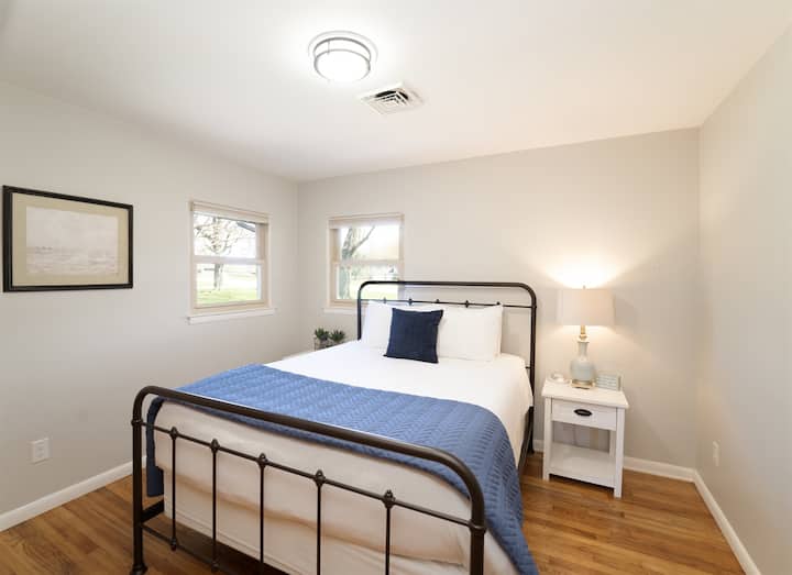 ¡Date la vuelta por la noche! El dormitorio secundario tiene una acogedora cama queen y se encuentra junto a la sala de estar. Todas las habitaciones ofrecen un armario, cajones incorporados, máquina de sonido y mantas adicionales.
