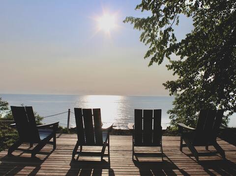 Lake MI views• Hot tub• Mins. to St. Joe• King bed