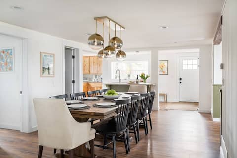 Spacious Retreat w/ Hot Tub, 7mi to TC/M22, views!