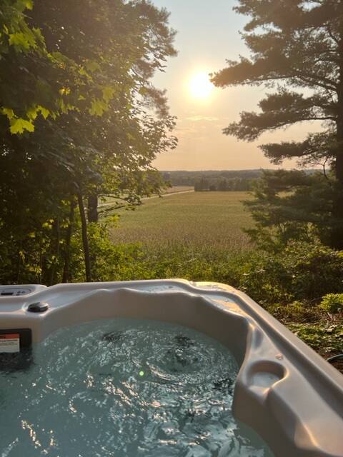 Spacious Retreat w/ Hot Tub/Views, 7mi to TC/M22