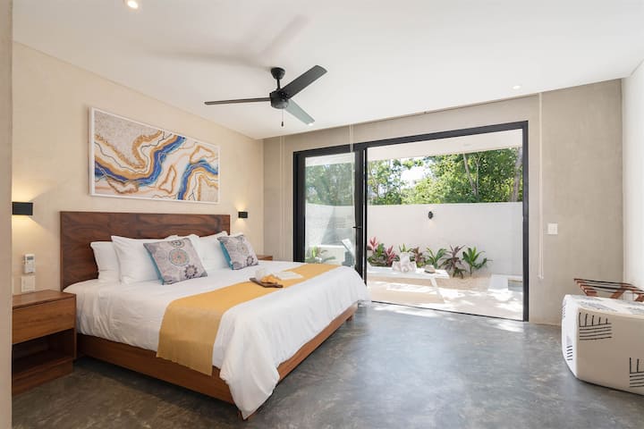 Брачен кревет (широк 180-220 см) со поглед