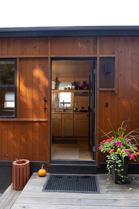 Sugar Shack | Romantic Tiny Home + Hot Tub