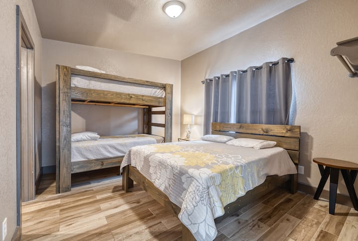 غرفة النوم 2 (الطابق العلوي) مع سرير مزدوج على سرير مزدوج وسرير بحجم كوين