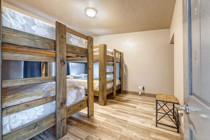 غرفة النوم 3 (الطابق العلوي) مجموعات من الملكة على أسرّة بطابقين كوين