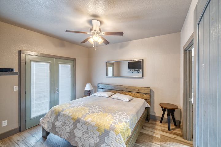 غرفة نوم رئيسية بسرير بحجم كبير