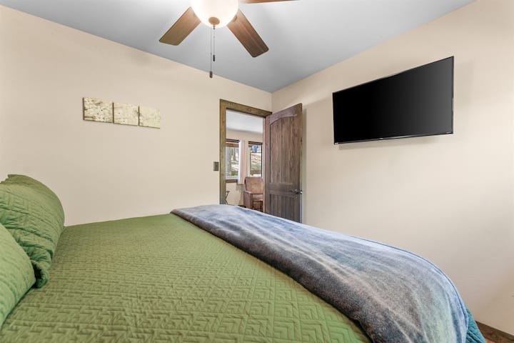 Kitanda cha Kifalme na Televisheni janja