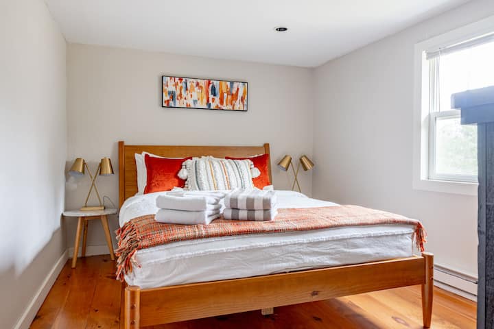 غرفة نوم مشرقة ونابضة بالحياة للضيوف