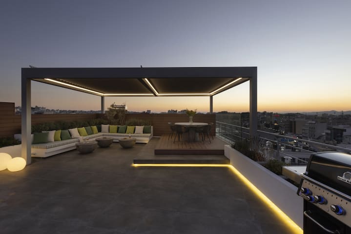 Stunning Penthouse With Spectacular Vistas! gallery image 3
