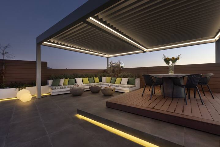 Stunning Penthouse With Spectacular Vistas! gallery image 4