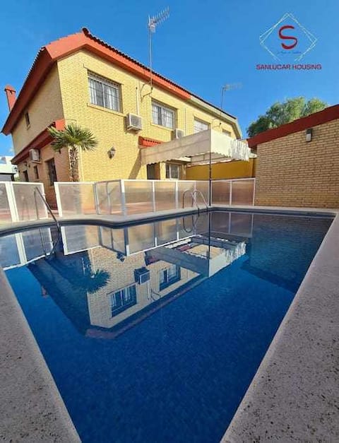Casa Hermosilla, centrally located with a pool and garden