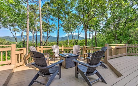 Hillside Manor - Hot Tub, Fireplace, Pool table!