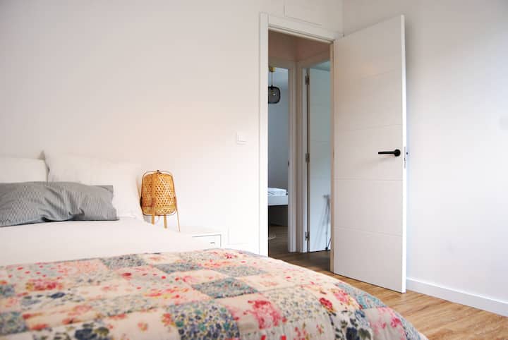 Dormitorio luminoso con cómoda cama de tamaño completo.