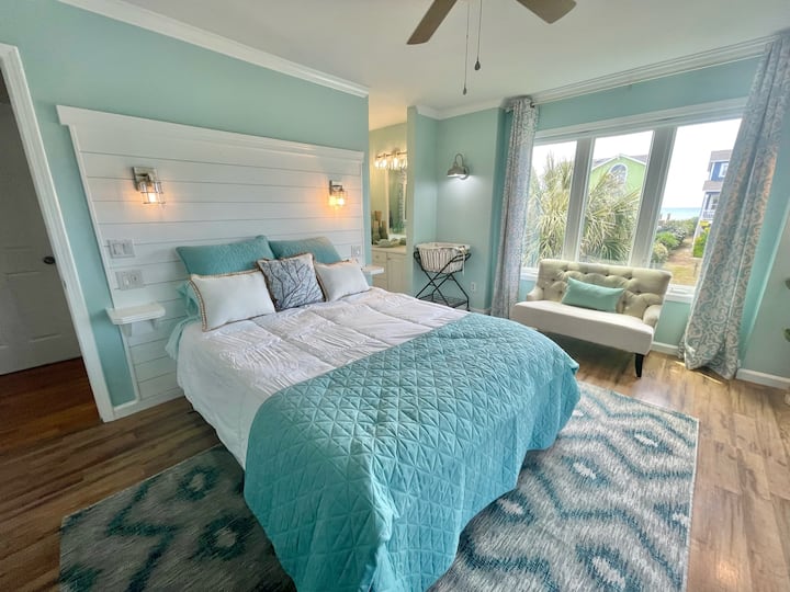 Chumba cha kulala 1 - Queen Master BR Ocean View na bodi ya kichwa cha meli.