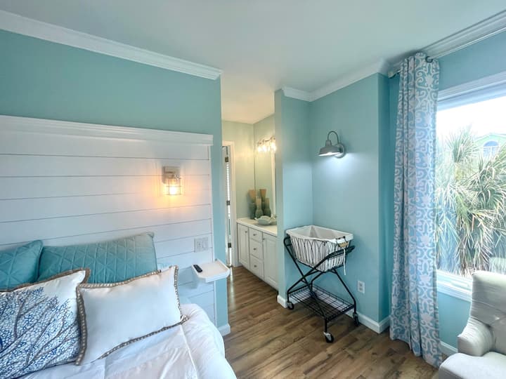 Chumba cha kulala 1 - Angalia kutembea kuelekea chumbani, kufanya eneo la juu na bafu.