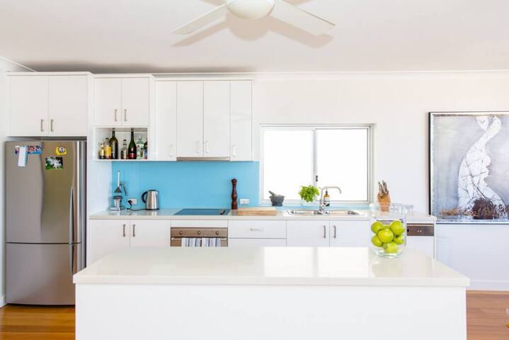 Beachfront luxury 3 beds with ocean view balcony gallery image 2