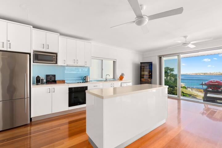 Beachfront luxury 3 beds with ocean view balcony gallery image 5