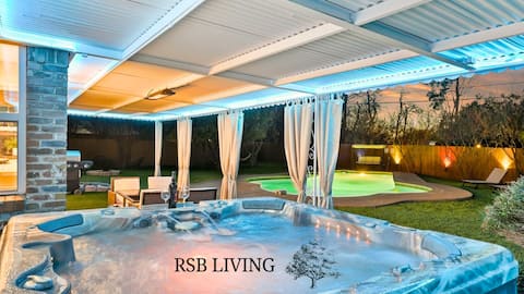Elegant 5BR/2.5B Holiday Home with Pool, Jacuzzi,