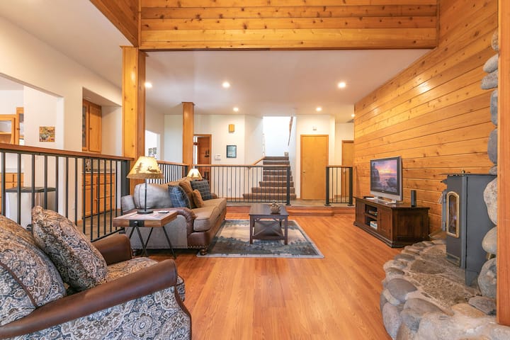 Bearfoot Lodge- Spacious 5 Br In Tahoe Donner- Pet Friendly- Gym And Pool Access - Truckee, CA