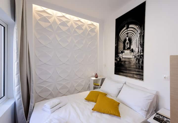 Detalles del área del dormitorio: iluminación suave y ambiente acogedor para la relajación