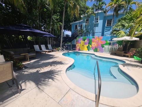 6 BR 6 BA Guesthouse Suites on Duval free parking,