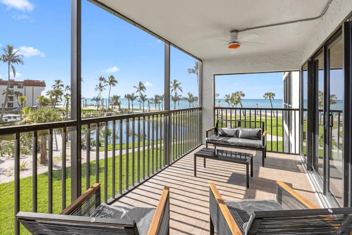 Gulf Breezes & Gorgeous Views -Stylish Beachfront Condo At Pointe Santo B36 - Sanibel, FL