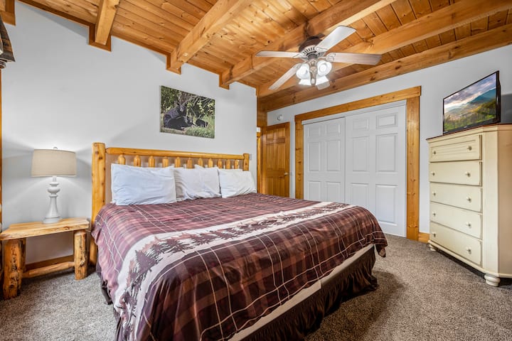 საძინებელი: ხის დეკორითა და ფუფუნების საწოლით მოწყობილი მყუდრო საძინებელი იქნება თქვენი დასასვენებელი ადგილი მთებში გატარებული დღის შემდეგ.