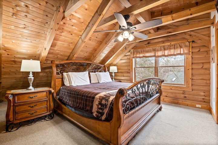 საძინებელი: მომხიბვლელი საძინებელი, რომელშიც არის დიდი ორადგილიანი საწოლი, გუმბათოვანი ჭერი და ბუნებრივი სინათლე — თქვენი მთის თავშესაფარი.