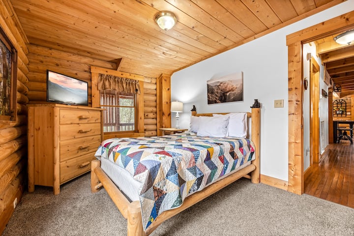 საძინებელი: მყუდრო ოთახი ხის სახლის სტილით, ფერადი საბნით და მშვიდი დასვენებისთვის ყველაფრით.