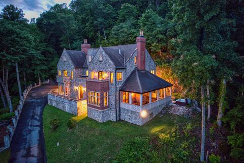 The Castle At Valle Crucis: Hot tub, Fireplace!