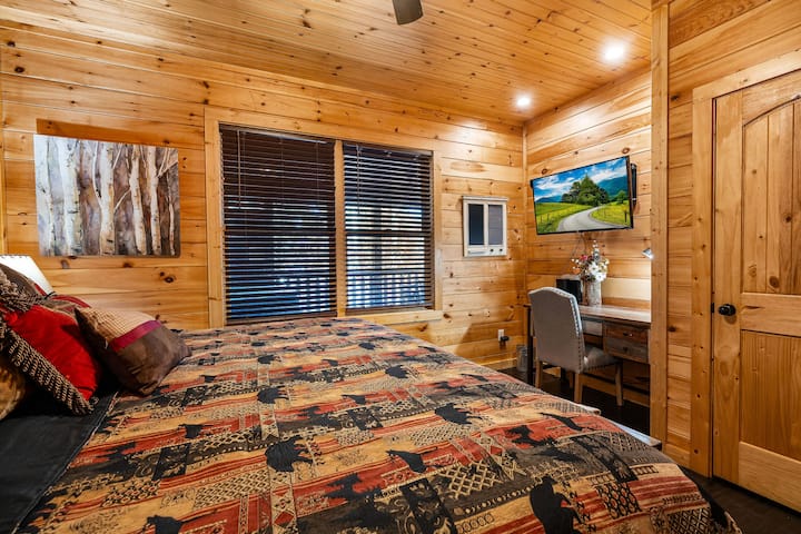 غرفة نوم – غرفة نوم واسعة مع سرير كينج ومنطقة مكتب وتلفزيون، وهي مثالية لقضاء عطلة هادئة بالقرب من مناطق جاتلينبيرغ ودوليوود.