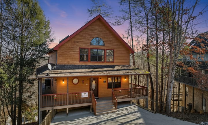 4 Bedroom, Basketball, Pool, Soaky Mtn Discounts! - Wears Valley, TN