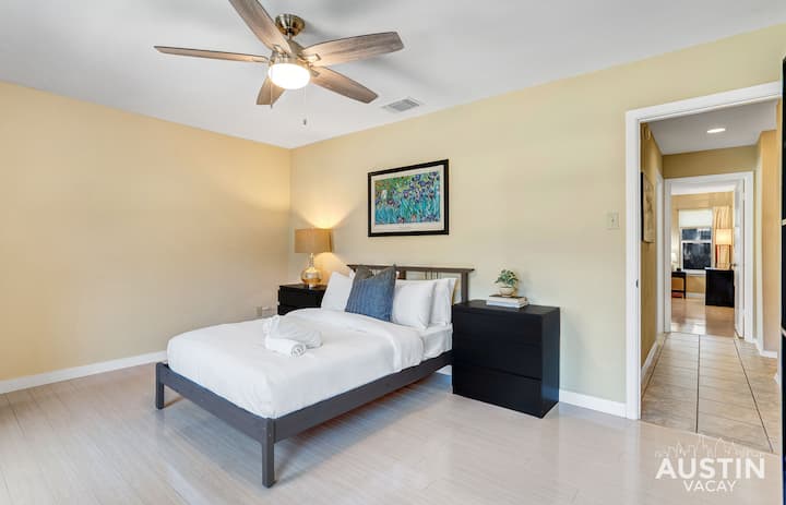 Просторна спалня с персонализирани луксозни хотелски чаршафи