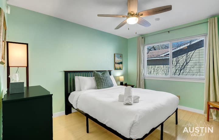 Просторна спалня с персонализирани луксозни хотелски чаршафи