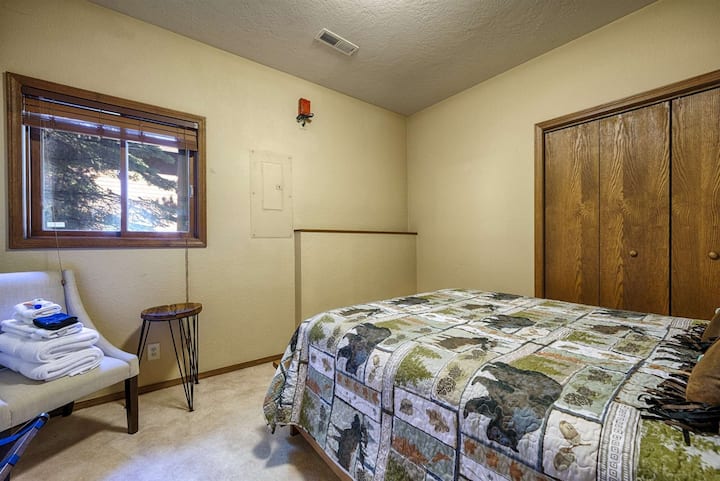 Kiwango cha chini, Chumba cha tatu cha kulala kilicho na kitanda cha ukubwa wa kawaida.