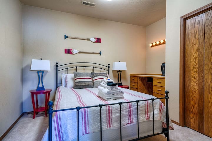 Kiwango cha chini, Chumba cha kulala kilicho na kitanda cha ukubwa wa Malkia.