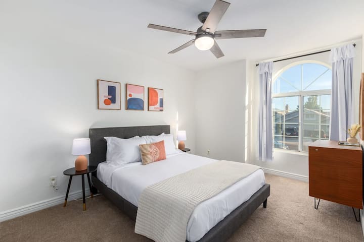 Upper Level Queen Suite 2