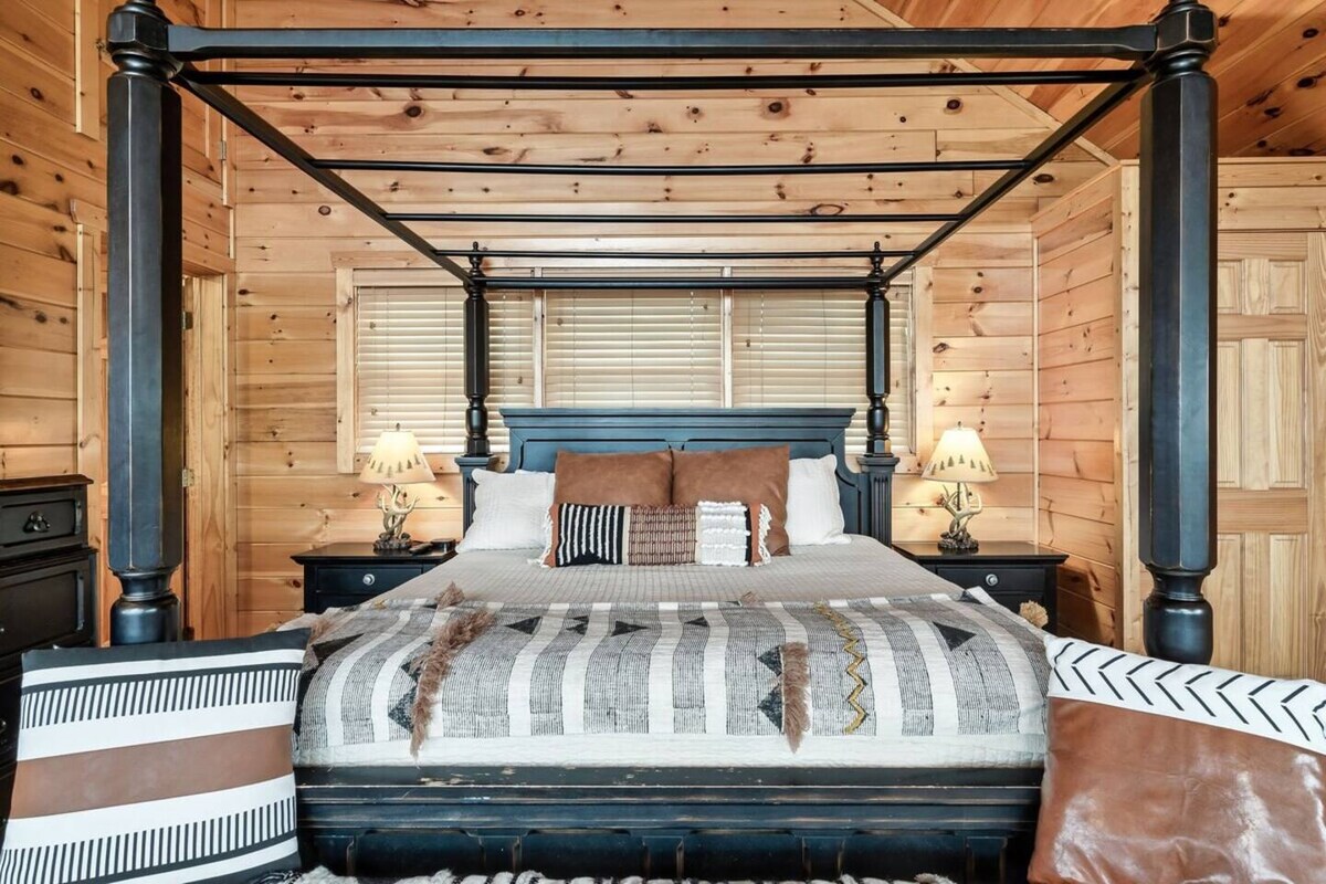 Posteľ veľkosti KIng v hornej spálni 