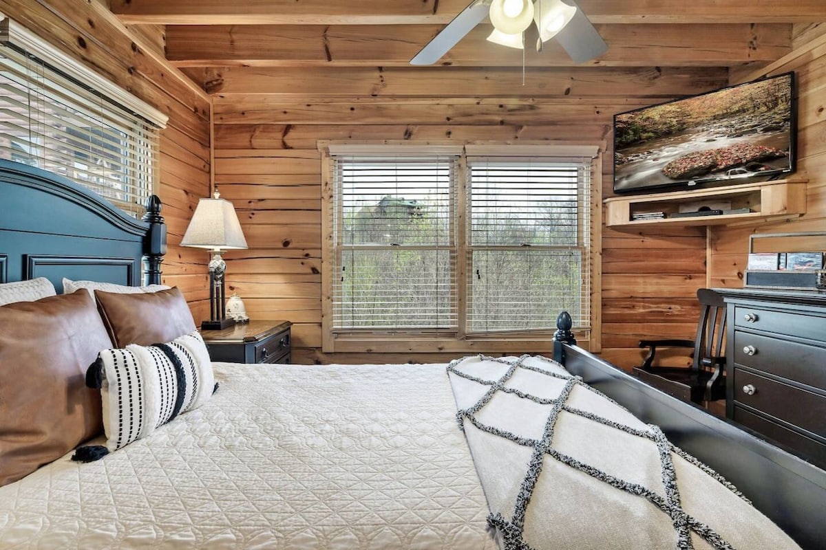 Spálňa na hlavnej úrovni s manželskou posteľou a vlastnou kúpeľňou.