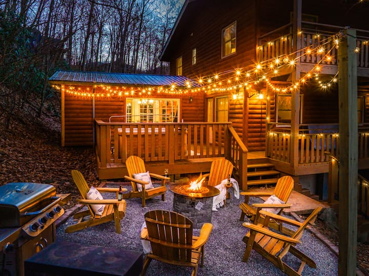 The Hilltop Chalet : Location, Views, Theatre Room, Hot tub, Fire