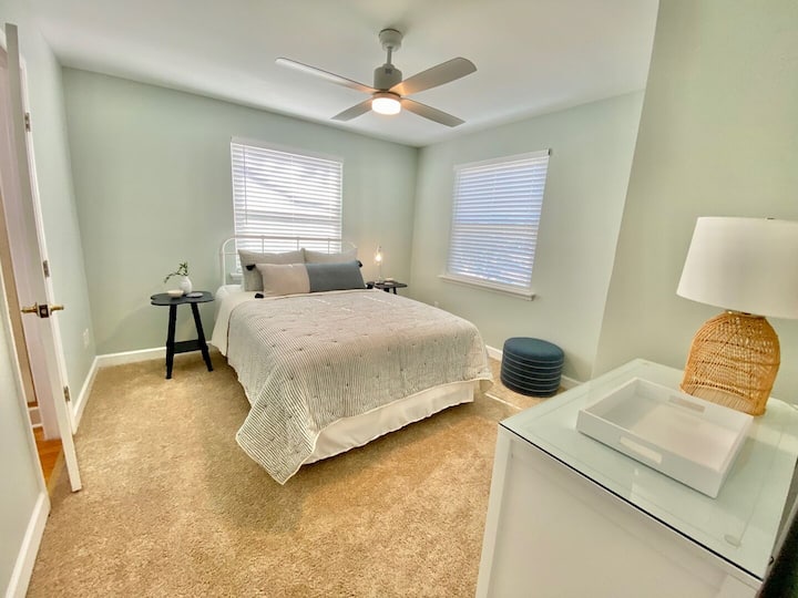 غرفة نوم رئيسية تضم سرير كينج في الطابق الأول