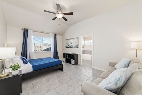 Top Airbnb: Friendly- Family & Work Stay • Garage Parking in Greater Greenspoint