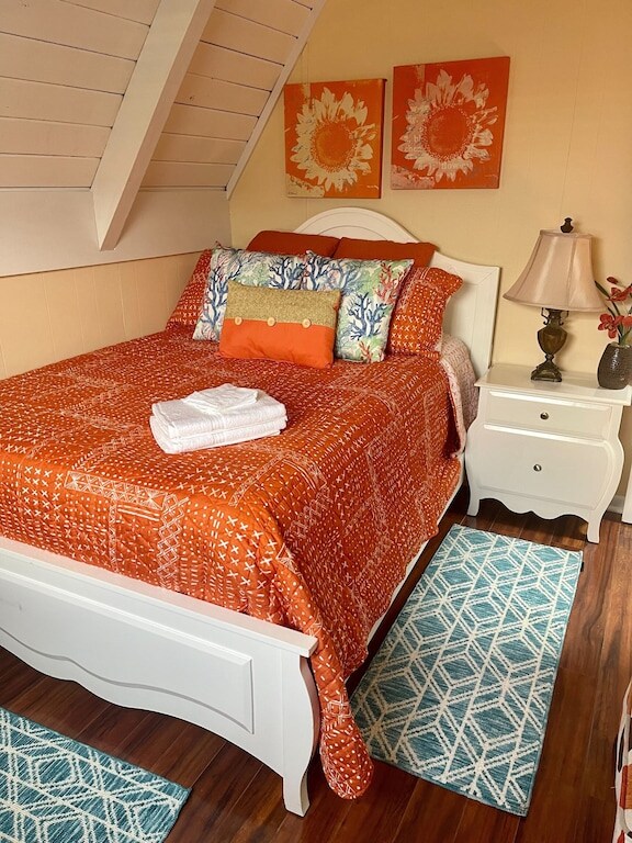 целосна спална соба на долниот кат - поглед кон улица