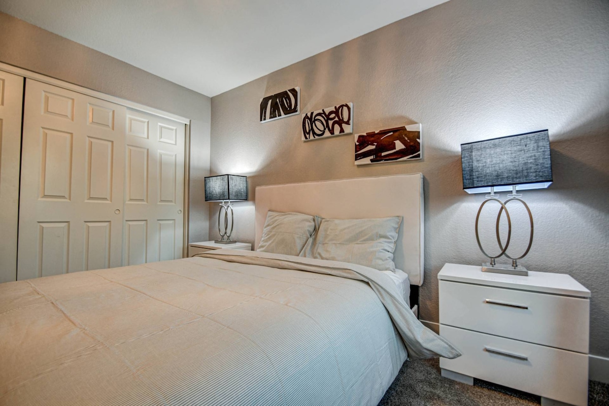 Habitación de invitados en la planta baja con baño compartido