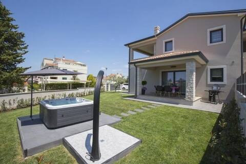 Family villa mare  for max 8 person with pool and