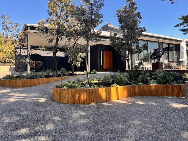 *Ohana Luxury Retreat*-beach access, heated pool gallery image 4