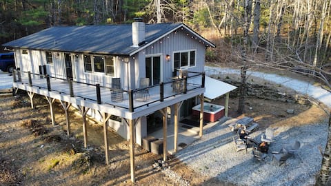 Blue Ridge Hideaway at Lake Toxaway w/ Hot Tub