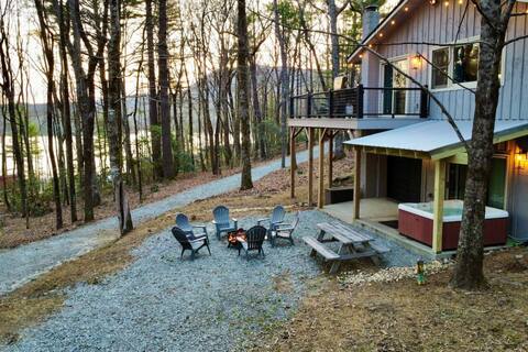Blue Ridge Hideaway at Lake Toxaway w/ Hot Tub